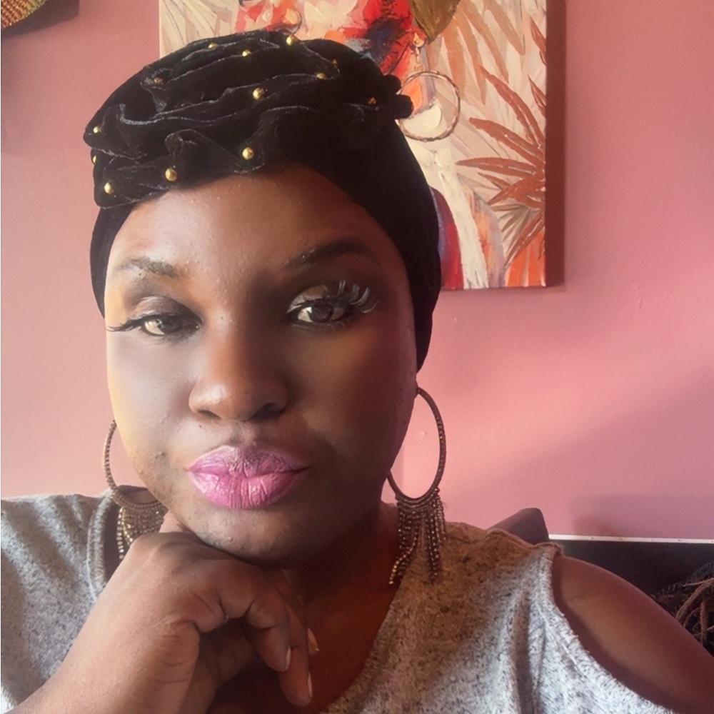 Elegant Black Velvet Headwrap with Gold Accents - Picture 3 of 3